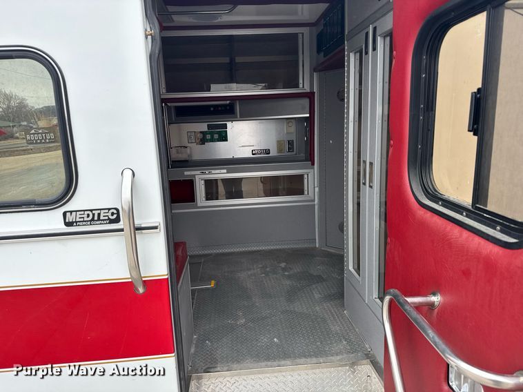 image for item NN9643 2002 Ford E350 ambulance