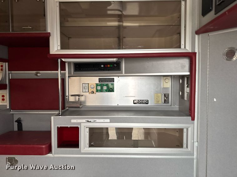 image for item NN9643 2002 Ford E350 ambulance