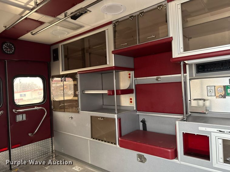 image for item NN9643 2002 Ford E350 ambulance