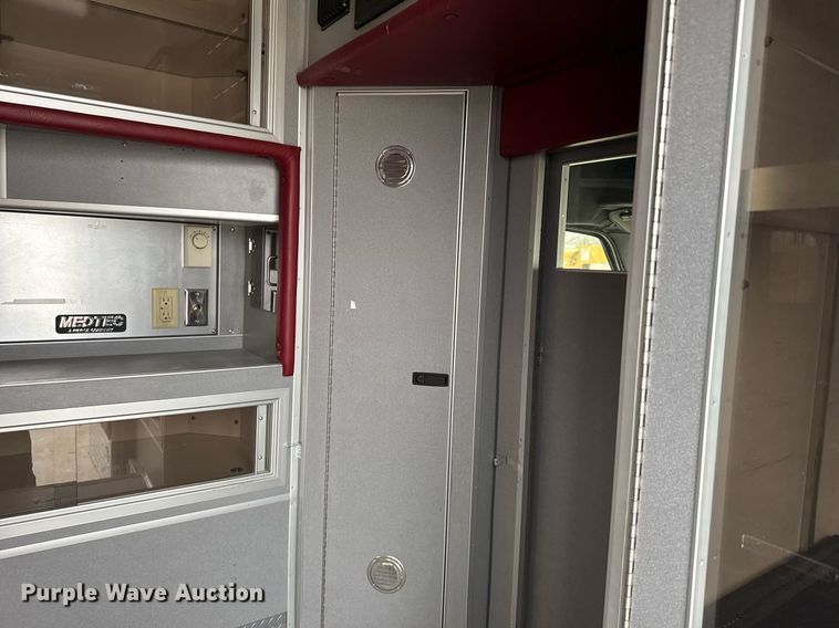 image for item NN9643 2002 Ford E350 ambulance