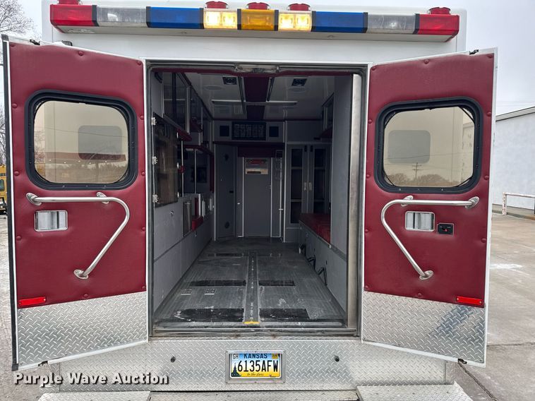 image for item NN9643 2002 Ford E350 ambulance