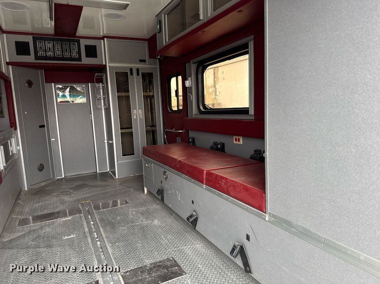 image for item NN9643 2002 Ford E350 ambulance
