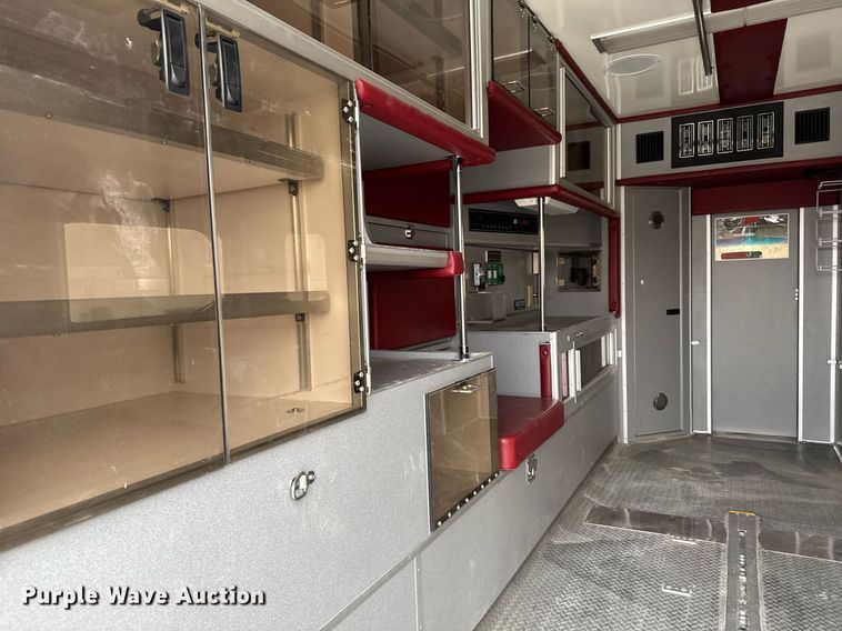 image for item NN9643 2002 Ford E350 ambulance