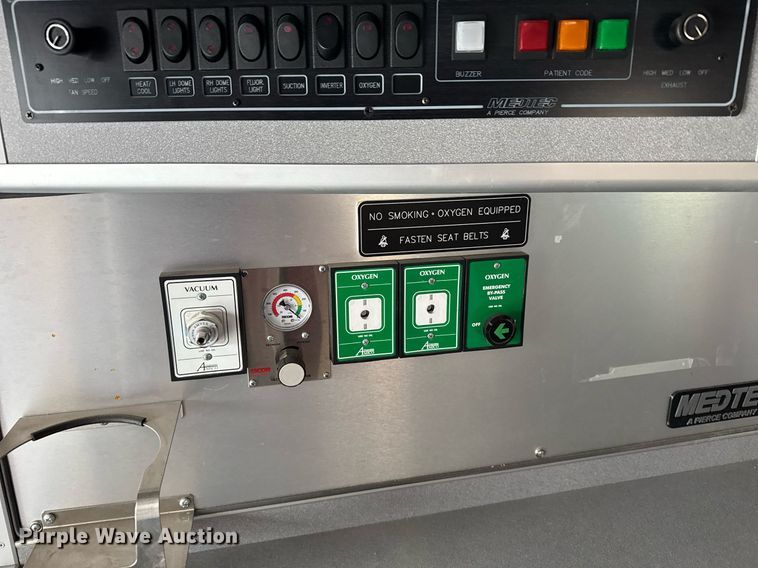 image for item NN9643 2002 Ford E350 ambulance