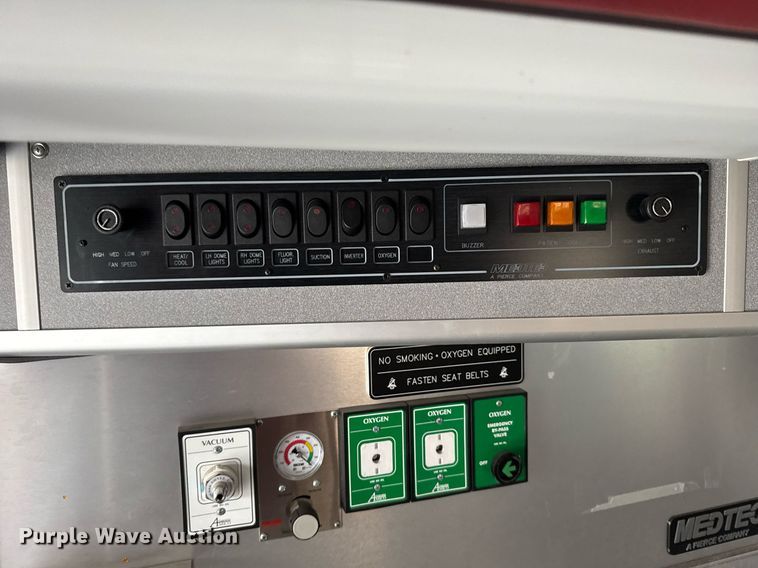 image for item NN9643 2002 Ford E350 ambulance