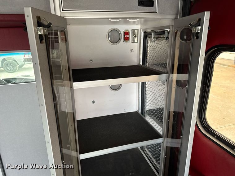 image for item NN9643 2002 Ford E350 ambulance