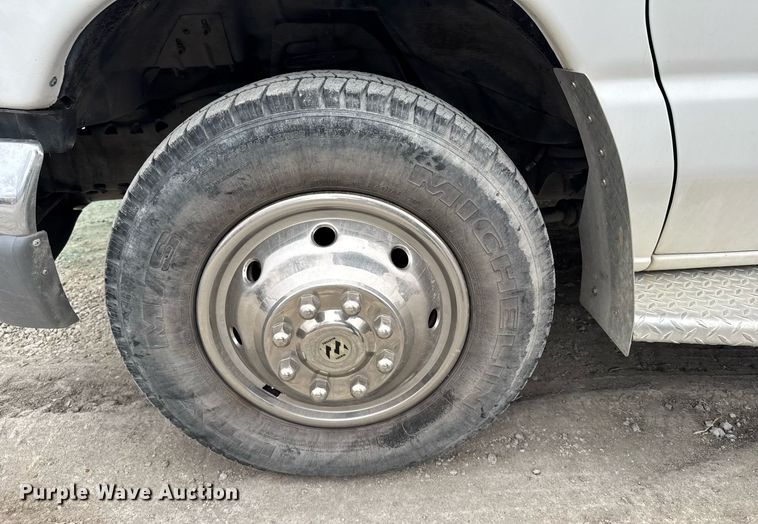 image for item NN9643 2002 Ford E350 ambulance