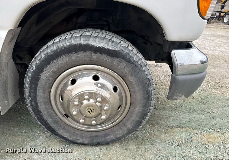 image for item NN9643 2002 Ford E350 ambulance