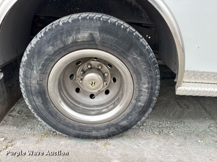 image for item NN9643 2002 Ford E350 ambulance