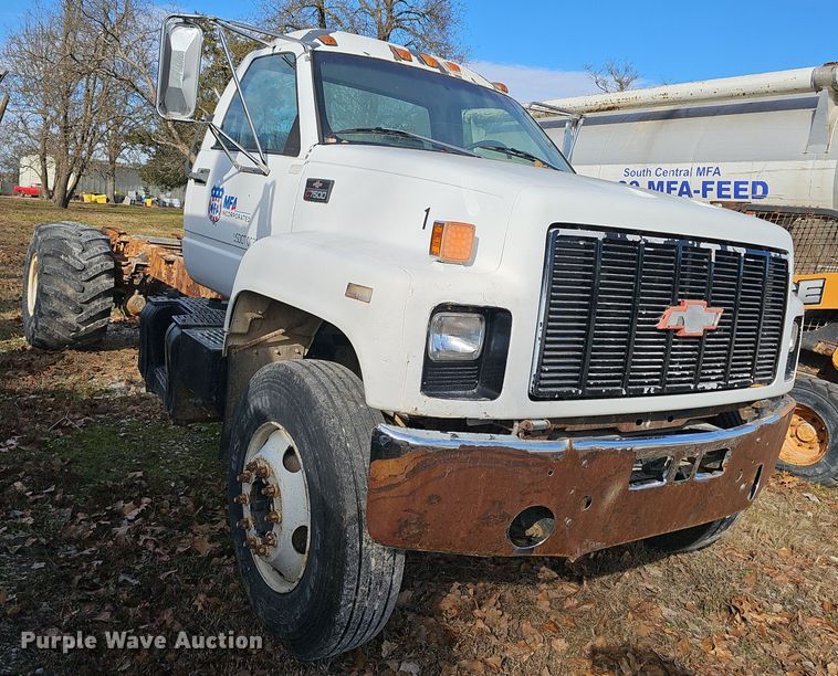image for item OJ9262 1998 Chevrolet C7500 truck cab and chassis