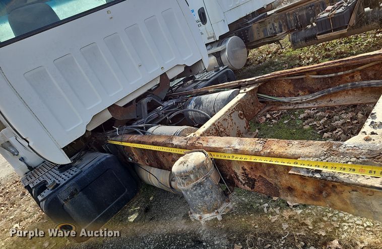 image for item OJ9262 1998 Chevrolet C7500 truck cab and chassis