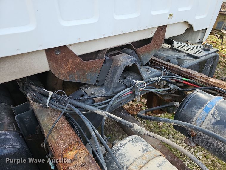 image for item OJ9262 1998 Chevrolet C7500 truck cab and chassis