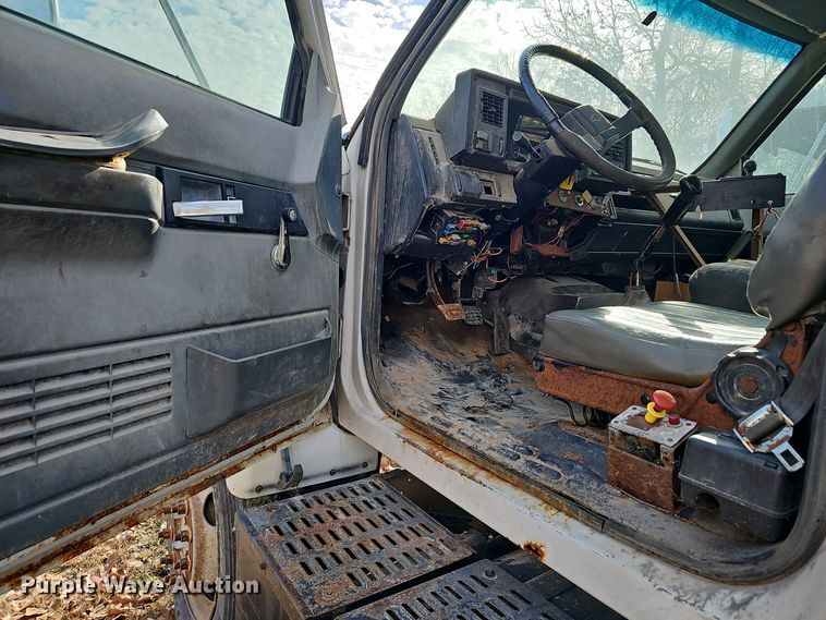 image for item OJ9262 1998 Chevrolet C7500 truck cab and chassis