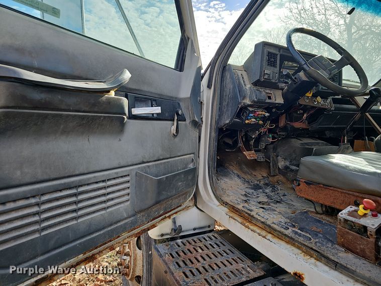 image for item OJ9262 1998 Chevrolet C7500 truck cab and chassis