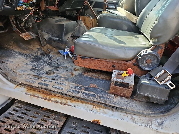 image for item OJ9262 1998 Chevrolet C7500 truck cab and chassis