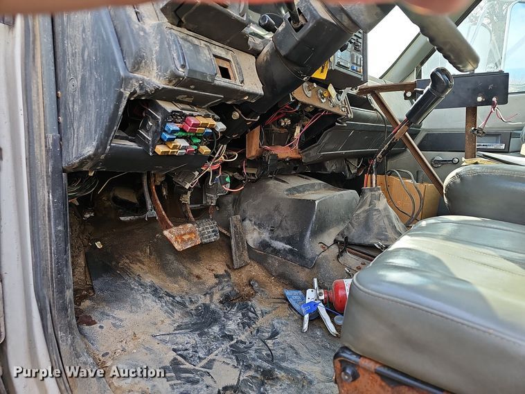 image for item OJ9262 1998 Chevrolet C7500 truck cab and chassis