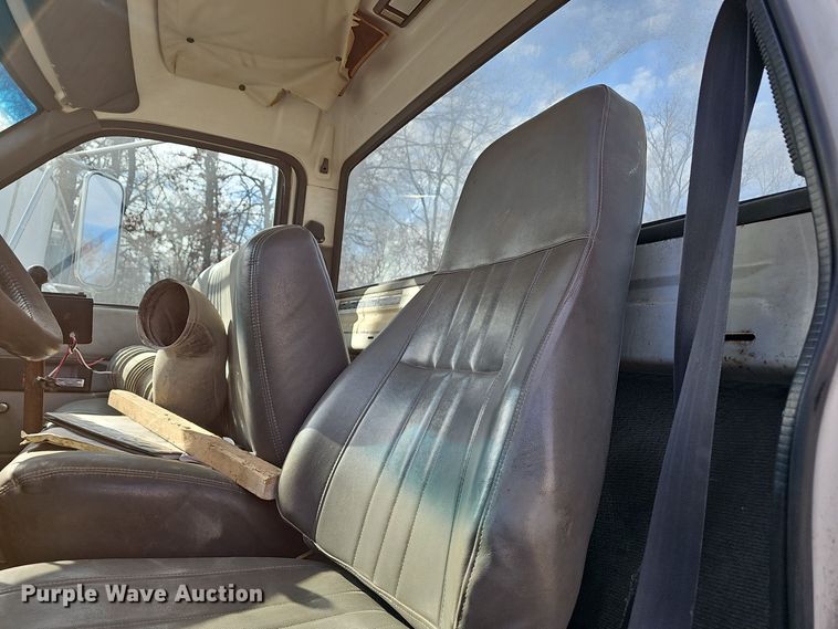 image for item OJ9262 1998 Chevrolet C7500 truck cab and chassis