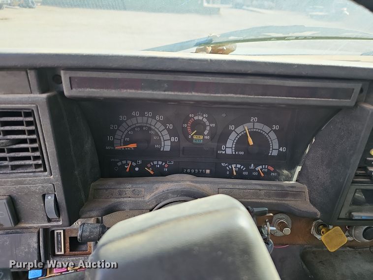 image for item OJ9262 1998 Chevrolet C7500 truck cab and chassis