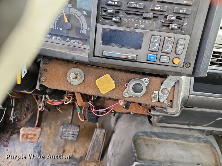 image for item OJ9262 1998 Chevrolet C7500 truck cab and chassis