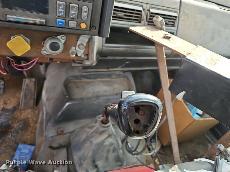 image for item OJ9262 1998 Chevrolet C7500 truck cab and chassis