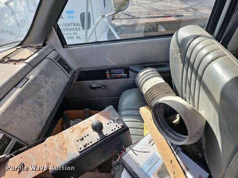 image for item OJ9262 1998 Chevrolet C7500 truck cab and chassis