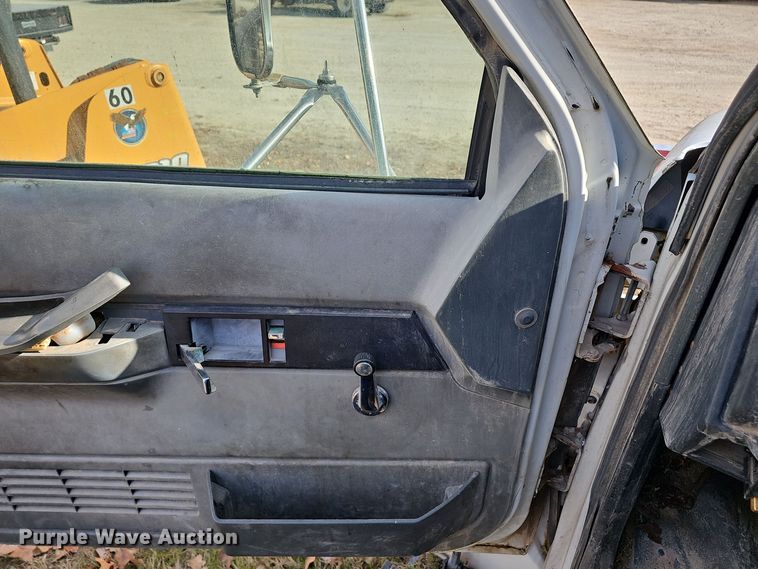 image for item OJ9262 1998 Chevrolet C7500 truck cab and chassis