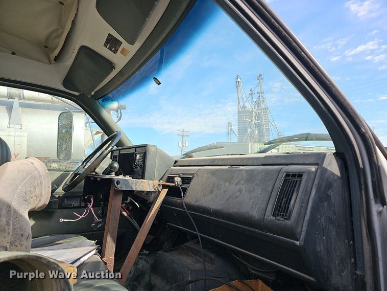 image for item OJ9262 1998 Chevrolet C7500 truck cab and chassis