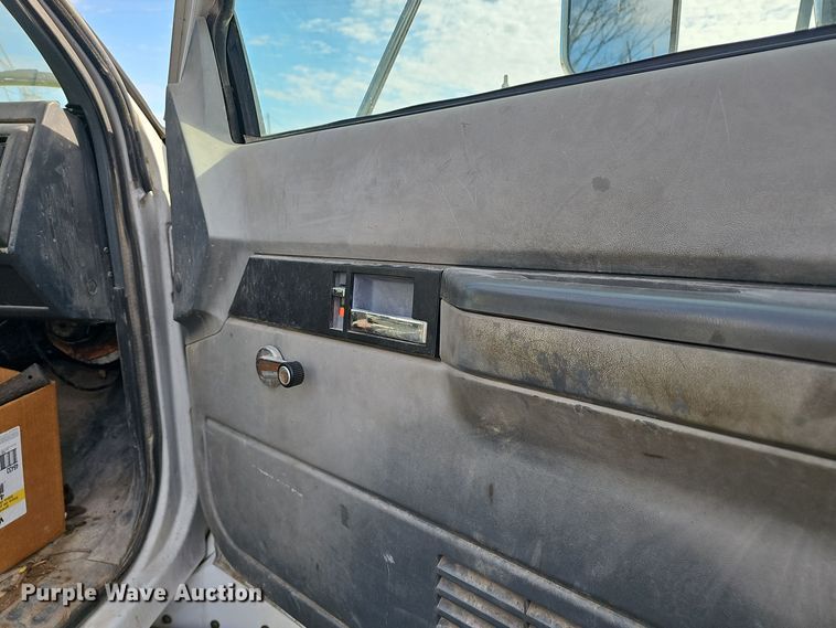 image for item OJ9262 1998 Chevrolet C7500 truck cab and chassis