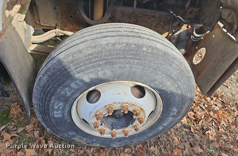 image for item OJ9262 1998 Chevrolet C7500 truck cab and chassis