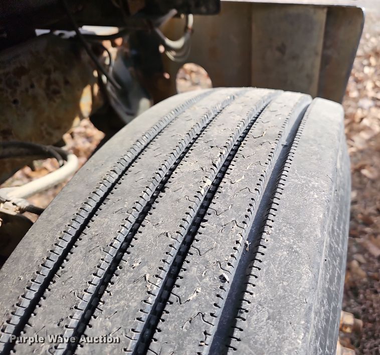 image for item OJ9262 1998 Chevrolet C7500 truck cab and chassis