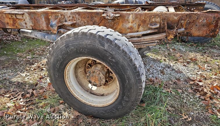 image for item OJ9262 1998 Chevrolet C7500 truck cab and chassis