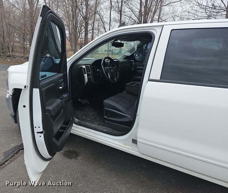 image for item OJ9923 2018 Chevrolet Silverado 1500 Crew Cab pickup truck