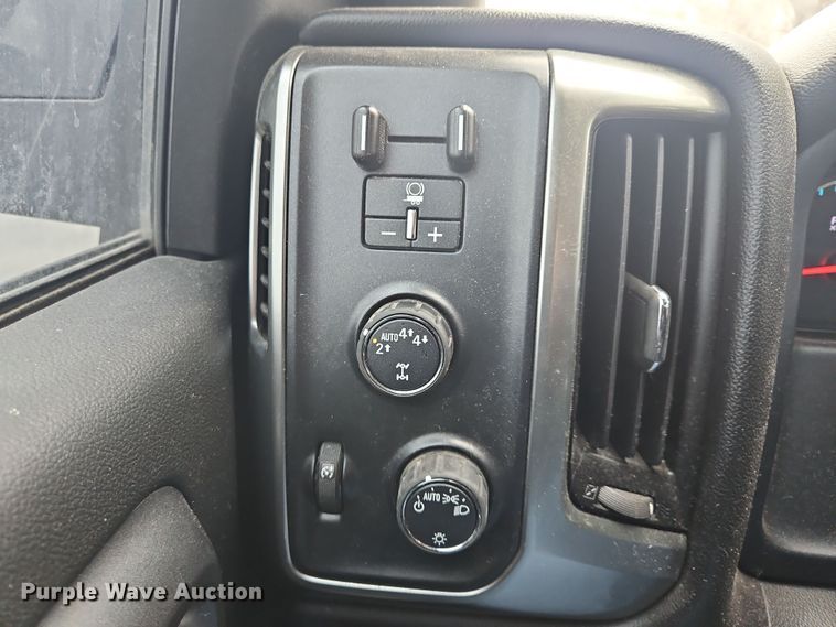 image for item OJ9923 2018 Chevrolet Silverado 1500 Crew Cab pickup truck