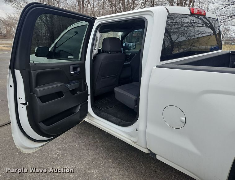 image for item OJ9923 2018 Chevrolet Silverado 1500 Crew Cab pickup truck