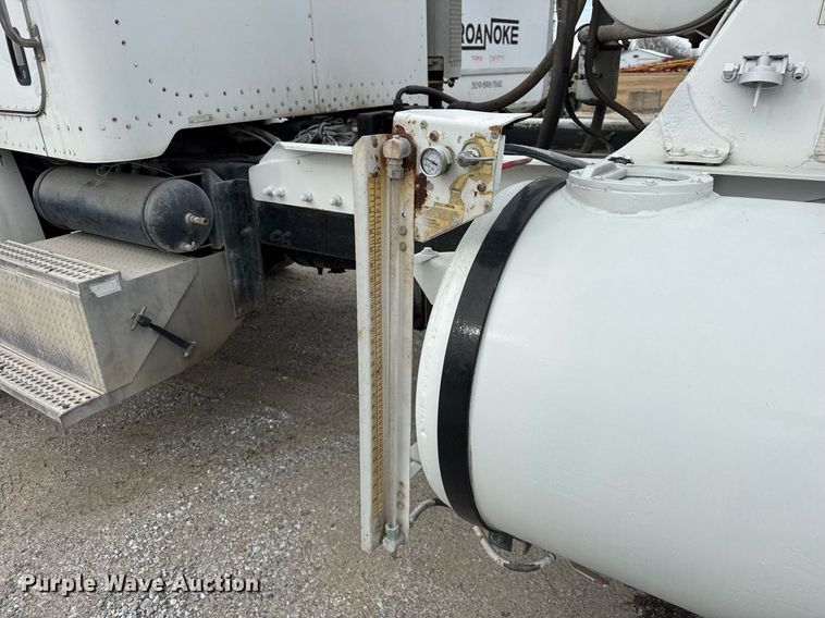 image for item DH9839 2006 Peterbilt 335 ready mix truck