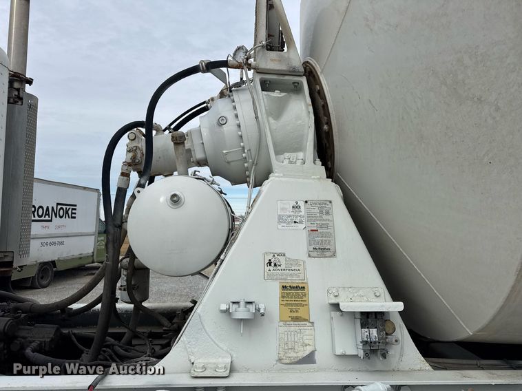 image for item DH9839 2006 Peterbilt 335 ready mix truck