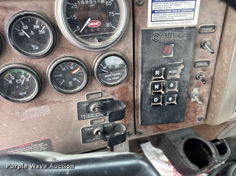 image for item DH9839 2006 Peterbilt 335 ready mix truck