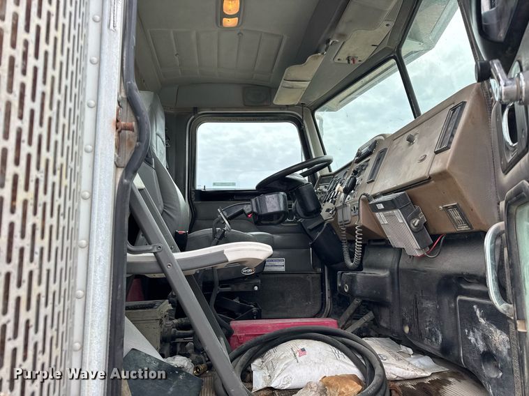 image for item DH9839 2006 Peterbilt 335 ready mix truck