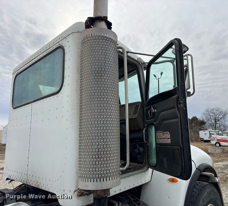 image for item DH9839 2006 Peterbilt 335 ready mix truck