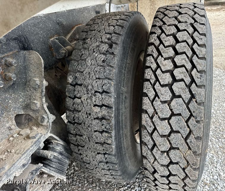 image for item DH9839 2006 Peterbilt 335 ready mix truck