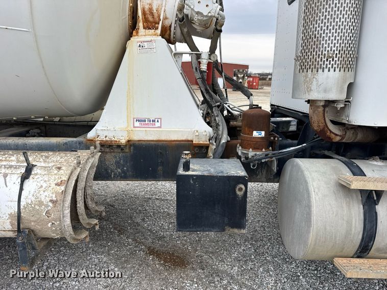 image for item DH9840 1999 International Paystar 5000 ready mix truck