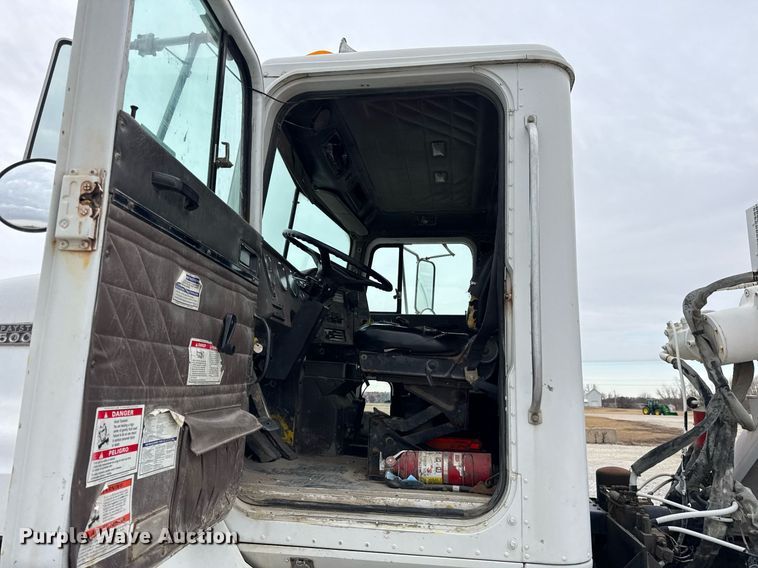 image for item DH9840 1999 International Paystar 5000 ready mix truck