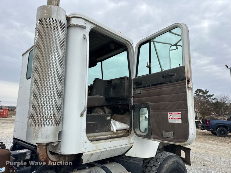 image for item DH9840 1999 International Paystar 5000 ready mix truck