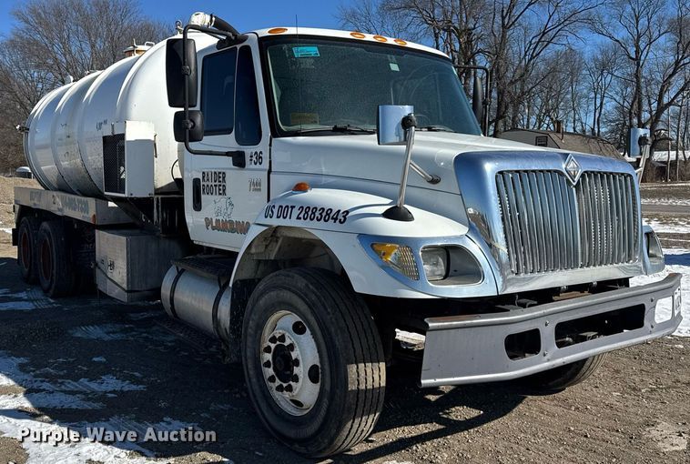 image for item DH9852 2007 International 7400 vacuum truck