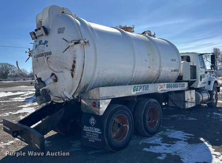 image for item DH9852 2007 International 7400 vacuum truck