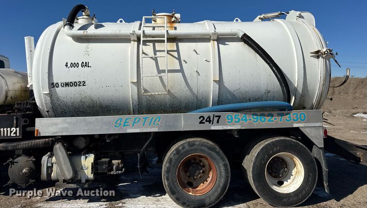 image for item DH9852 2007 International 7400 vacuum truck