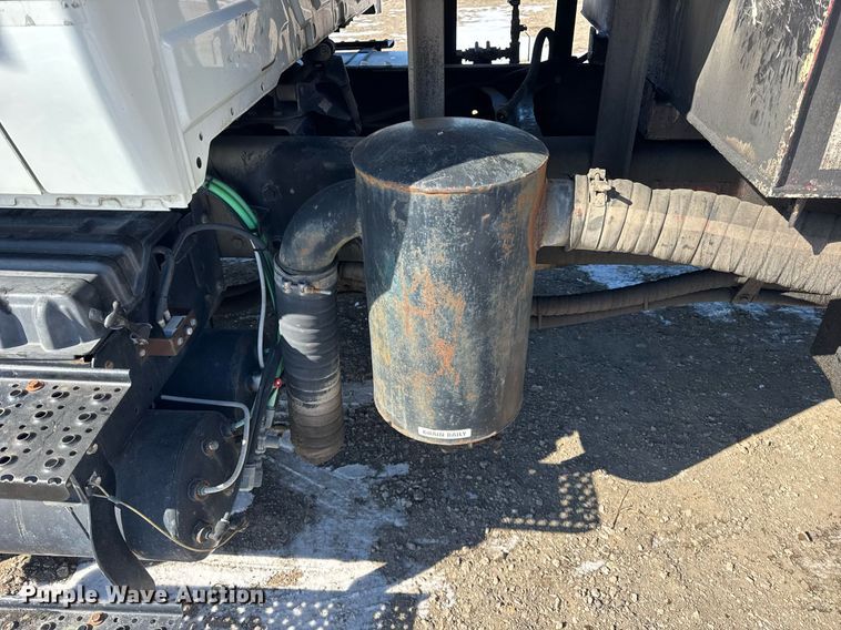 image for item DH9852 2007 International 7400 vacuum truck