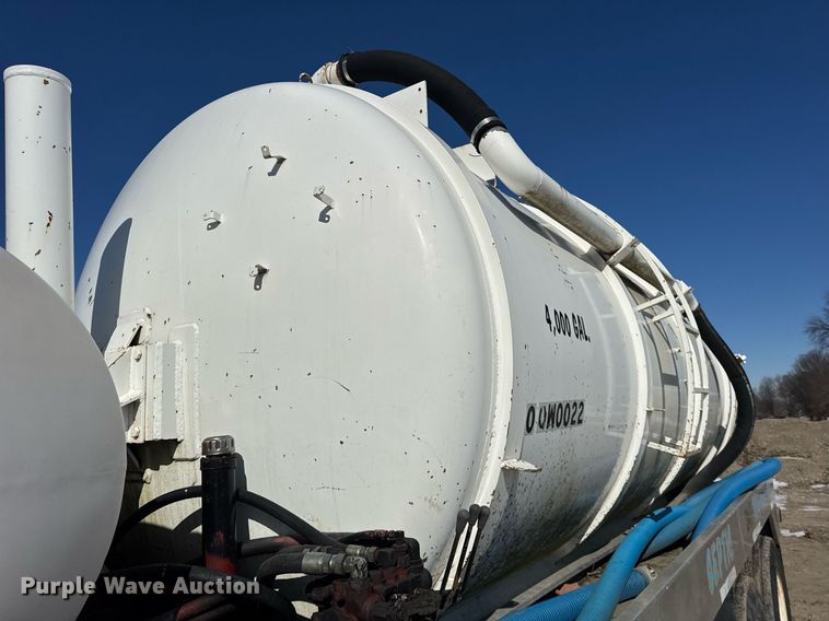 image for item DH9852 2007 International 7400 vacuum truck