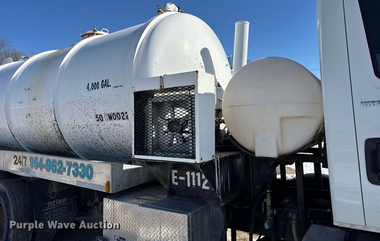 image for item DH9852 2007 International 7400 vacuum truck