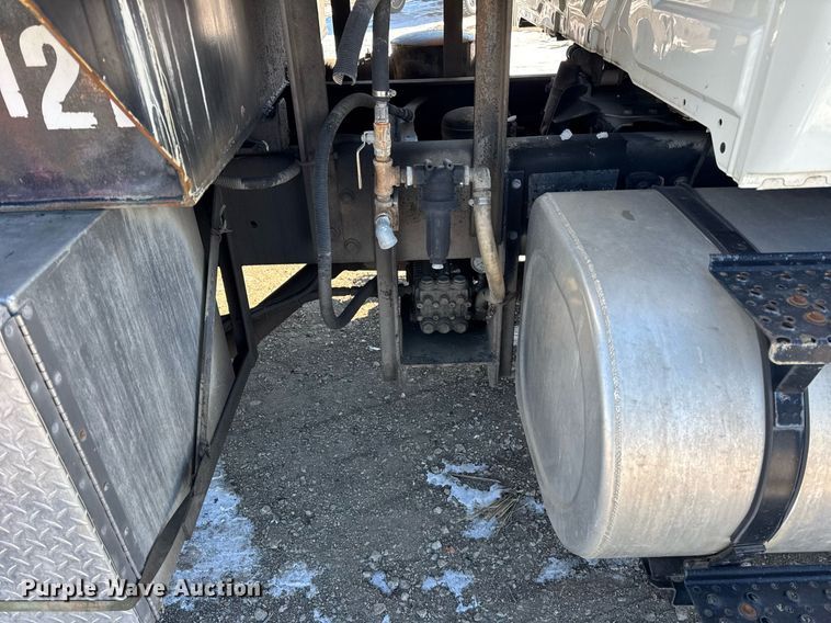 image for item DH9852 2007 International 7400 vacuum truck